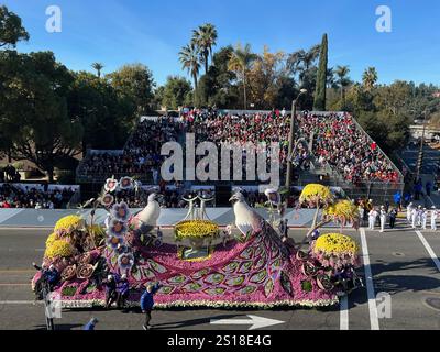 Pasadena, USA.1. Januar 2025. Während der 136. Rosenparade am 1. Januar 2025 in Pasadena, Kalifornien, fahren Flotten auf die Straße. Das Thema der diesjährigen Parade: „Bester Tag aller Zeiten!“ Wurde mit jedem Wagen und Band entlang der 5,5-km-Strecke zum Leben erweckt. Quelle: Zhang Shuo/China News Service/Alamy Live News Stockfoto