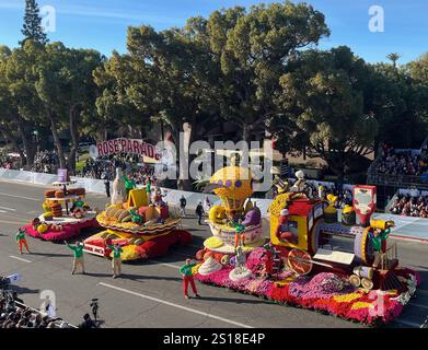 Pasadena, USA.1. Januar 2025. Während der 136. Rosenparade am 1. Januar 2025 in Pasadena, Kalifornien, fahren Flotten auf die Straße. Das Thema der diesjährigen Parade: „Bester Tag aller Zeiten!“ Wurde mit jedem Wagen und Band entlang der 5,5-km-Strecke zum Leben erweckt. Quelle: Zhang Shuo/China News Service/Alamy Live News Stockfoto