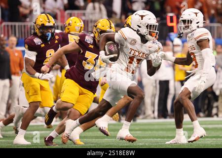 Atlanta, Georgia, USA. Januar 2025. Der Texas Senior Wide Receiver SILAS BOLDEN (11) gibt einen Punt für einen Touchdown gegen den Bundesstaat Arizona im Mercedes-Benz Stadium in Atlanta zurück. (Kreditbild: © Calvin Stewart/ZUMA Press Wire) NUR REDAKTIONELLE VERWENDUNG! Nicht für kommerzielle ZWECKE! Stockfoto
