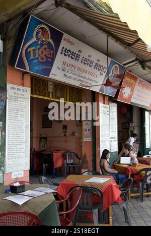 Abendessen im Restaurant „Happy Herb Pizza“ in Phnom Penh, Kambodscha, ein beliebter Ort für westliche Touristen. Stockfoto