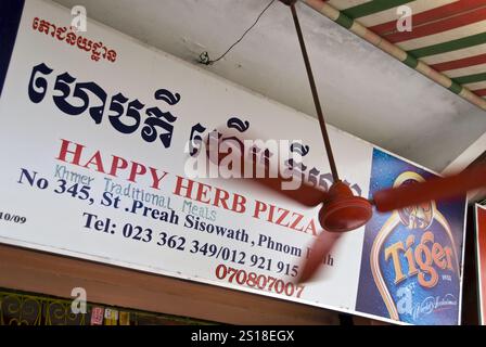 Unterschreiben Sie das Restaurant „Happy Herb Pizza“ in Phnom Penh, Kambodscha, ein beliebter Ort für westliche Touristen. Stockfoto