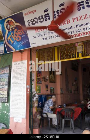 Abendessen im Restaurant „Happy Herb Pizza“ in Phnom Penh, Kambodscha, ein beliebter Ort für westliche Touristen. Stockfoto