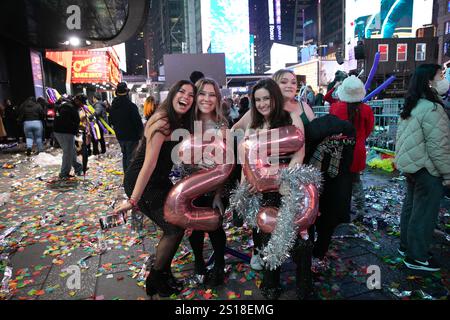 New York, USA, 31. Dezember 2024. Am 1. Januar 2025 in New York City posieren Reveler mit Ballons auf dem Times Square, um das neue Jahr 2025 zu feiern. Quelle: Liao Pan/China News Service/Alamy Live News Stockfoto