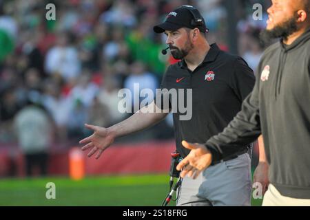 Pasadena, Usa. Januar 2025. Ohio State Buckeyes Head Coach Ryan Day gibt im zweiten Quartal des Viertelfinales der College Football Playoffs gegen die Oregon Ducks im Rose Bowl Stadium in Pasadena, Kalifornien, am Mittwoch, den 1. Januar 2025. Foto: Jon SooHoo/UPI Credit: UPI/Alamy Live News Stockfoto
