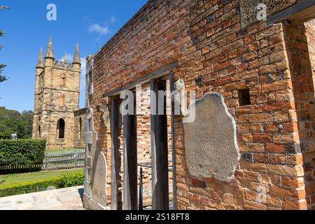 Regierungshütte, mit der Kirche dahinter, Port Arthur historische Strafstätte, das Häuschen beherbergte Besuche Regierungsbeamte, Tasmanien, Australien, 2024 Stockfoto