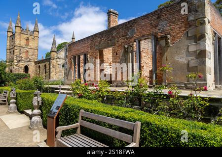 Regierungshütte, mit der Kirche dahinter, Port Arthur historische Strafstätte, das Häuschen beherbergte Besuche Regierungsbeamte, Tasmanien, Australien, 2024 Stockfoto