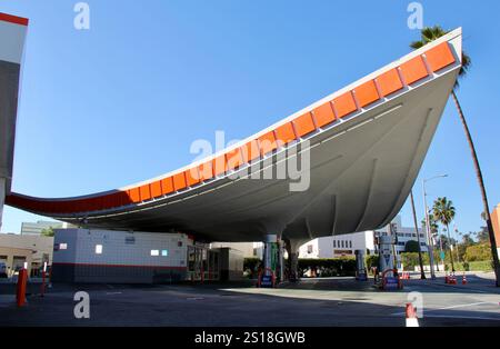 Mid Century 76 Tankstelle Beverly Hills CA Googie MCM Atomic Architecture Stockfoto