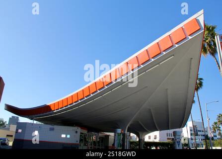 Mid Century 76 Tankstelle Beverly Hills CA Googie MCM Atomic Architecture Stockfoto