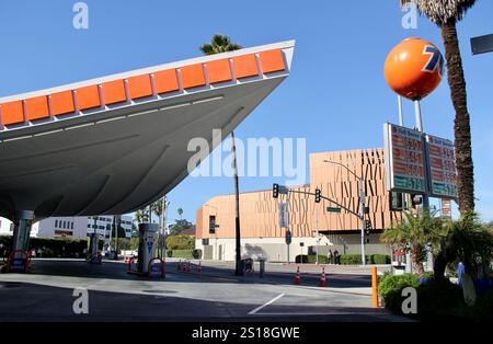 Mid Century 76 Tankstelle Beverly Hills CA Googie MCM Atomic Architecture Stockfoto