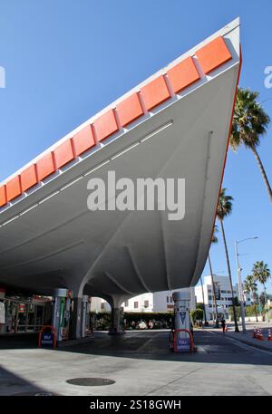 Mid Century 76 Tankstelle Beverly Hills CA Googie MCM Atomic Architecture Stockfoto