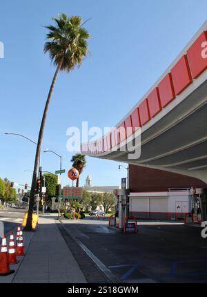 Mid Century 76 Tankstelle Beverly Hills CA Googie MCM Atomic Architecture Stockfoto
