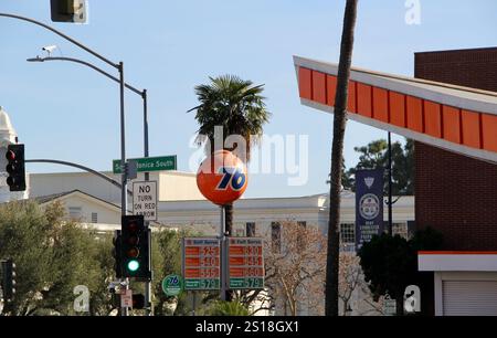 Mid Century 76 Tankstelle Beverly Hills CA Googie MCM Atomic Architecture Stockfoto