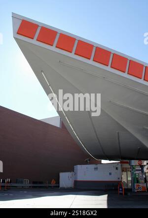 Mid Century 76 Tankstelle Beverly Hills CA Googie MCM Atomic Architecture Stockfoto