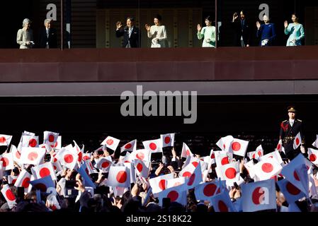 Tokio, Japan. Januar 2025. Japans Kaiserin Emerita Michiko, emeritierter Kaiser Akihito, Kaiser Naruhito, Kaiserin Masako, Prinzessin Aiko, Kronprinz Akishino, Kronprinzessin Kiko und Prinzessin Kako winken bei einem öffentlichen Auftritt zu Neujahrsfeiern im Kaiserpalast in Tokio zu Wohlwollenden. (Credit Image: © POOL via ZUMA Press Wire) NUR REDAKTIONELLE VERWENDUNG! Nicht für kommerzielle ZWECKE! Stockfoto