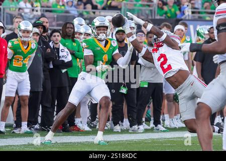 Pasadena, Kalifornien, USA. Januar 2025. Ohio State Buckeyes Safety Caleb Downs (2) schlägt einen Pass für den Oregon Ducks Wide Receiver Traeshon Holden (1) während des Spiels zwischen den Oregon Ducks und den Ohio State Buckeyes im Rose Bowl, Pasadena, Kalifornien. (Kreditbild: © Scott Stuart/ZUMA Press Wire) NUR REDAKTIONELLE VERWENDUNG! Nicht für kommerzielle ZWECKE! Stockfoto