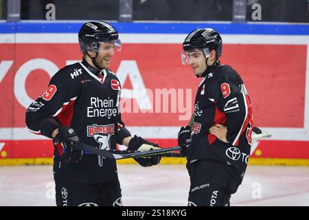 Frederik Storm (Köln, links) neben Maximilian Kammerer (Köln) Koelner Haie vs Loewen Frankfurt, Eishockey, DEL, 30.12.2024 Foto: Rene Weiss/Eibner Stockfoto