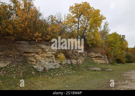 Offenes Gesicht eines verlassenen Kalksteinbruchs im Herbst Stockfoto
