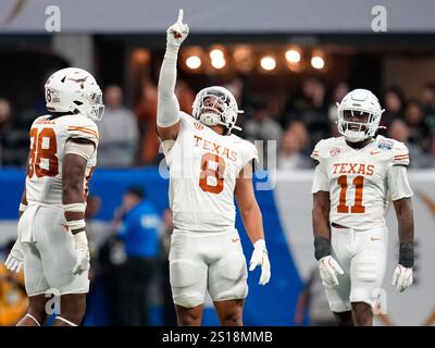 Linebacker Trey Moore (Texas Longhorns, #8) feiert nach der Entlassung des Arizona State Quarterbacks USA, Arizona State vs Texas Longhorns, College Football, Peach Bowl CFP Quarterfinal Game, 01.01.2025 Foto: Eibner-Pressefoto/Scott Coleman Stockfoto