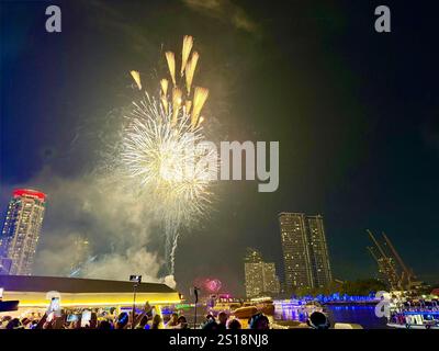 Bangkok, Thailand. Dezember 2024 31. Das Silvesterfeuerwerk beleuchtet den Chao Phraya Fluss in Bangkok, die Leute beobachten das Spektakel von Partybooten aus. Vermerk: Carola Frentzen/dpa/Alamy Live News Stockfoto