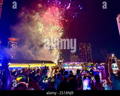 Bangkok, Thailand. Dezember 2024 31. Das Silvesterfeuerwerk beleuchtet den Chao Phraya Fluss in Bangkok, die Leute beobachten das Spektakel von Partybooten aus. Vermerk: Carola Frentzen/dpa/Alamy Live News Stockfoto