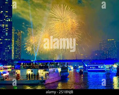 Bangkok, Thailand. Dezember 2024 31. Das Silvesterfeuerwerk beleuchtet den Chao Phraya Fluss in Bangkok, die Leute beobachten das Spektakel von Partybooten aus. Vermerk: Carola Frentzen/dpa/Alamy Live News Stockfoto