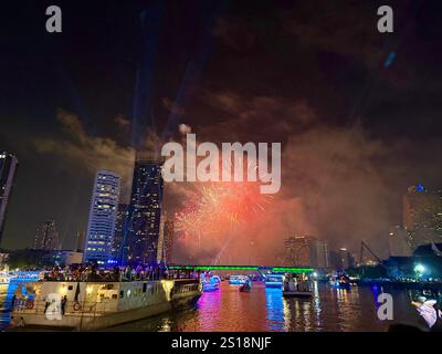 Bangkok, Thailand. Dezember 2024 31. Das Silvesterfeuerwerk beleuchtet den Chao Phraya Fluss in Bangkok, die Leute beobachten das Spektakel von Partybooten aus. Vermerk: Carola Frentzen/dpa/Alamy Live News Stockfoto