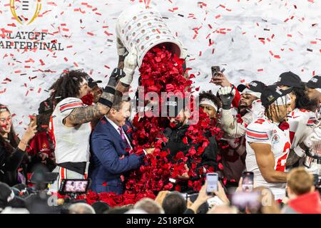 Los Angeles, Usa. Januar 2025. Ohio State Head Coach Ryan Day und Spieler feiern, nachdem sie 2025 das Rose Bowl Spiel gegen Oregon gewonnen haben. Endpunktzahl Ohio State 41:21 Oregon. Quelle: SOPA Images Limited/Alamy Live News Stockfoto