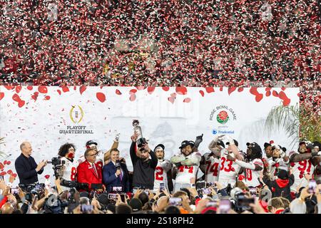 Los Angeles, Usa. Januar 2025. Ohio State Head Coach Ryan Day und Spieler feiern, nachdem sie 2025 das Rose Bowl Spiel gegen Oregon gewonnen haben. Endpunktzahl Ohio State 41:21 Oregon. Quelle: SOPA Images Limited/Alamy Live News Stockfoto