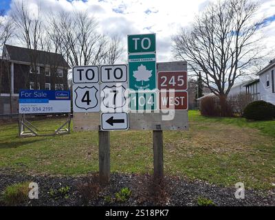 Autobahnschilder in Downtown Antigonish, Nova Scotia, Kanada Stockfoto