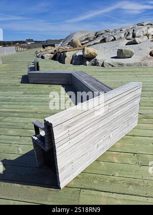 Zick-Zack-Bank auf der Aussichtsplattform in Peggy's Cove, Nova Scotia, Kanada Stockfoto