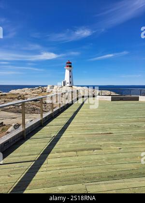 Peggy's Point Lighthouse und hölzerne Aussichtsplattform in Peggy's Cove, Nova Scotia, Kanada Stockfoto