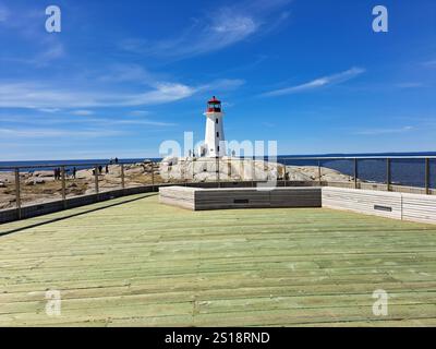 Peggy's Point Lighthouse und hölzerne Aussichtsplattform in Peggy's Cove, Nova Scotia, Kanada Stockfoto