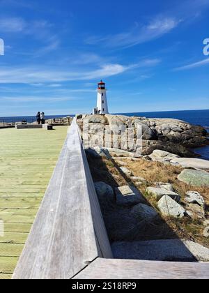 Peggy's Point Lighthouse und hölzerne Aussichtsplattform in Peggy's Cove, Nova Scotia, Kanada Stockfoto