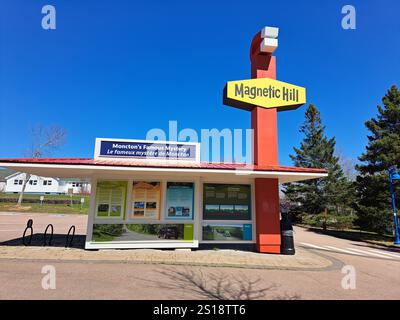 Magnetic Hill berühmtes Mystery-Schild und Kiosk auf dem Parkplatz am Magnetic Hill in Moncton, New Brunswick, Kanada Stockfoto