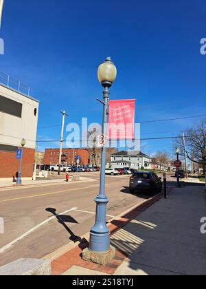 Rotes Banner in der Innenstadt von Moncton auf der Main Street in New Brunswick, Kanada Stockfoto