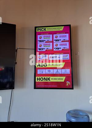 Unterschreiben Sie Werbeangebote bei Take 5 Oil Change auf der Rothesay Avenue in Saint John, New Brunswick, Kanada Stockfoto