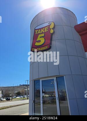 Fahren Sie auf der Rothesay Avenue in Saint John, New Brunswick, Kanada, auf das Schild 5 Oil Change Stockfoto