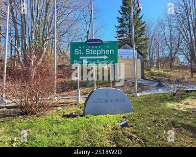 Willkommen in St. Stephen und den Schildern zur Provinz New Brunswick an der Grenze zwischen Kanada und den USA am Milltown Blvd im Stadtzentrum von St. Stephen, New Brunswick, Kanada Stockfoto