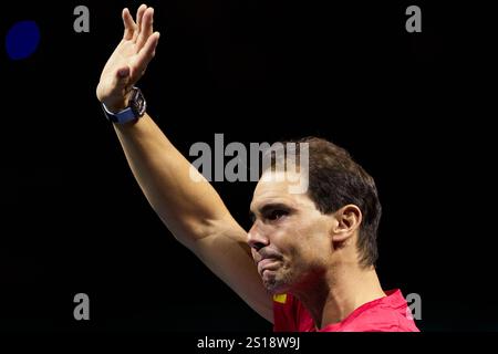 Peking, Spanien. November 2024. Rafael Nadal aus Spanien winkt den Zuschauern bei einer Hommage an seine Karriere nach dem Viertelfinale zwischen Spanien und den Niederlanden beim Davis Cup Finals-Tennisturnier in Malaga, Spanien, 19. November 2024. Der 22-fache Grand-Slam-Sieger Rafael Nadal zog sich aus dem Profi-Tennis zurück, nachdem Spanien das Viertelfinale des Davis-Cups ausscheidet. Quelle: Meng Dingbo/Xinhua/Alamy Live News Stockfoto