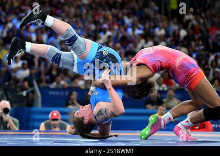 Peking, Frankreich. August 2024. Kennedy Alexis Blades (R) aus den Vereinigten Staaten tritt mit Catalina Axente aus Rumänien während des 76kg-Finales des Wrestlings der Frauen 1/8 bei den Olympischen Spielen 2024 in Paris, Frankreich, am 10. August 2024 an. Quelle: Wu Wei/Xinhua/Alamy Live News Stockfoto
