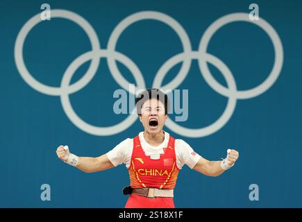Peking, Frankreich. August 2024. Hou Zhihui aus China feiert nach dem Gewinn der 49 kg Gewichtheben der Frauen bei den Olympischen Spielen 2024 in Paris, Frankreich, 7. August 2024. Quelle: Yang Lei/Xinhua/Alamy Live News Stockfoto