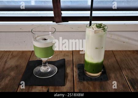 Eismatcha Latte und Matcha Pudding in Tokio, Japan Stockfoto