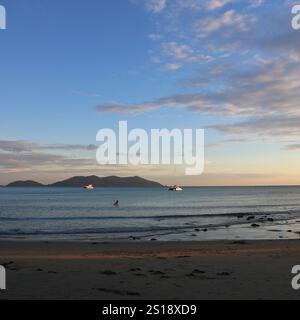 Katamaran und Ko Khlum, kleine Insel mit Blick auf den Sonnenuntergang vom Strand Klong Kloi, Koh Chang, Thailand. Stockfoto
