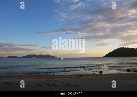 Segelschiff und Ko Khlum, kleine Insel mit Blick auf den Sonnenuntergang vom Klong Kloi Beach, Ko Chang, Thailand. Stockfoto
