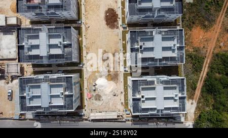 Drohnenaufnahme von Gebäuden im Bau in einem städtischen Wohngebiet Stockfoto