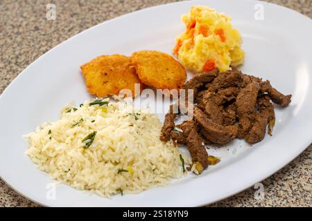 dominikanische Lebensmittelflagge, kochender Reis, Huhn, Salat, weißer Reis, das Essen war lecker Stockfoto