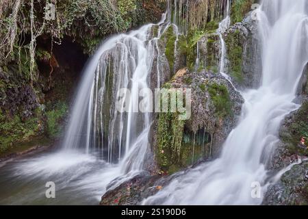 Malerisches mittelalterliches Dorf Tobera. Wasserfall. Burgos, Spanien Stockfoto