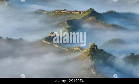 Peking, China. April 2024 30. Ein Drohnenfoto vom 30. April 2024 zeigt die Landschaft der Chinesischen Mauer von Hongshankou in der Gemeinde Xiaochang der Stadt Zunhua in der nordchinesischen Provinz Hebei. Quelle: Liu Mancang/Xinhua/Alamy Live News Stockfoto