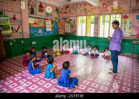 Narsingdi, Bangladesch: Die Schüler nehmen an einem Unterricht in einer örtlichen Grundschule Teil. Stockfoto