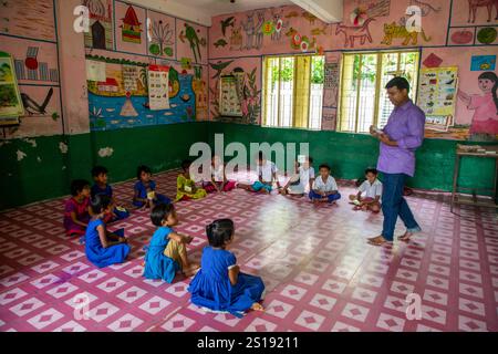 Narsingdi, Bangladesch: Die Schüler nehmen an einem Unterricht in einer örtlichen Grundschule Teil. Stockfoto